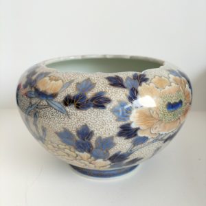 Vase boule aux pivoines, porcelaine de Fukagawa  – H11cm.