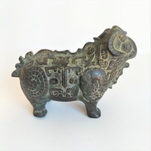 Bélier en bronze à décor de taotie. Chine, L17cm