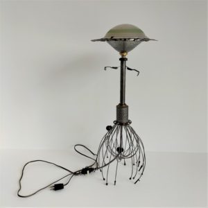 Lampe “Danseuse” en matériaux de récupération – H 59cm