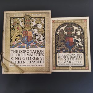 Livrets officiels des couronnements de George VI (1937) et d'Elisabeth II (1953).