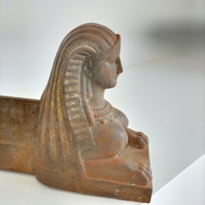 Chenets en fonte de fer à tête de sphinx - 19ème siècle