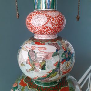 Vase triple gourde en porcelaine, style chinois famille verte, monté en lampe. H100 cm